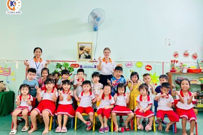 ?Hoạt động cho trẻ mẫu giáo làm quen với tiếng Anh tại trường Mầm non Đức Thắng.