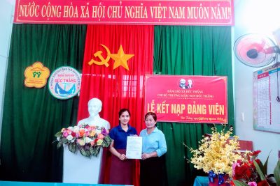 Kết nạp đảng viên mới tại Chi bộ Trường Mầm non Đức Thắng